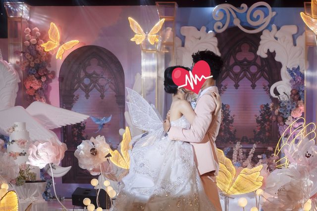 The YouTuber couple who once had a fairytale romance and a grand billion-dollar wedding unexpectedly face bad news 1 YouTuber couple with a fairy tale love story and extravagant wedding suddenly facing bad news.