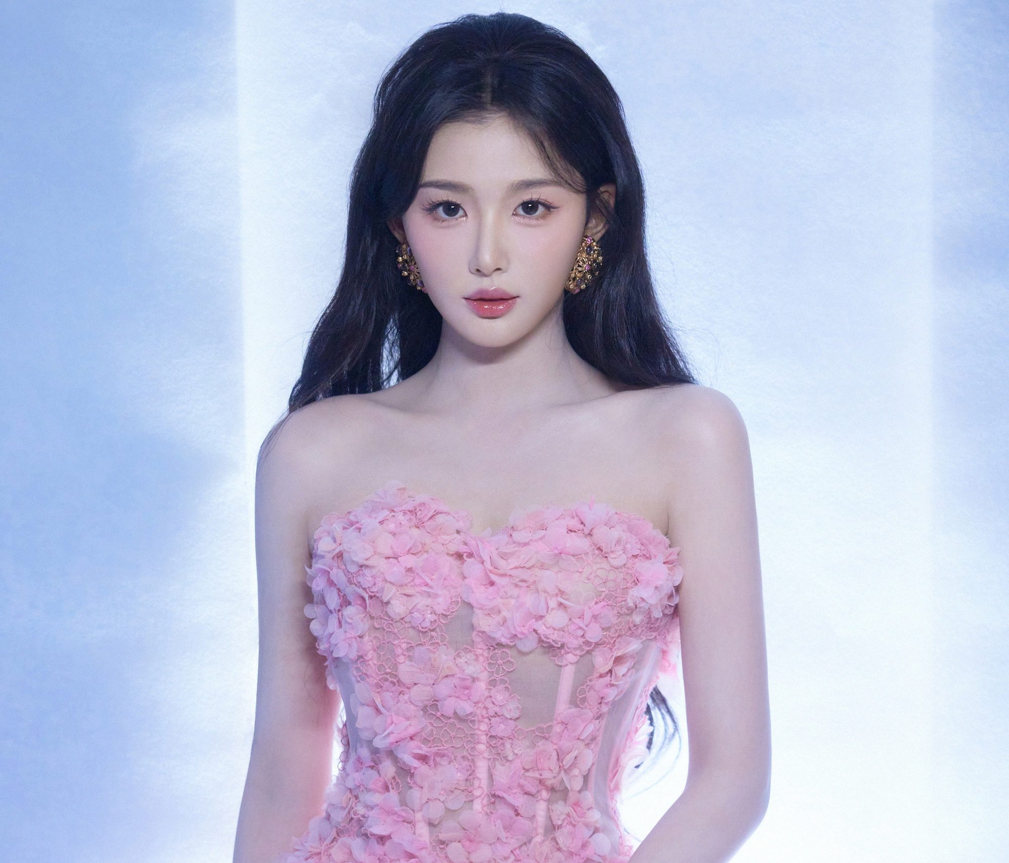 Kong Tuyet Nhi gained popularity in China during 2020 after participating in the idol selection show Youth With You 2. Kong Tuyet Nhi's stunning beauty