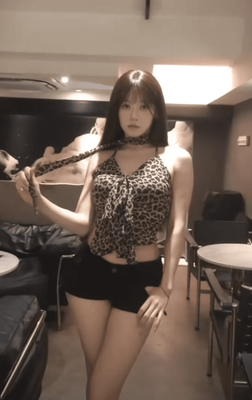 Only sexy dancing, the female streamer makes people "crazy," gaining a million followers overnight 4 Lưu Phương's live stream