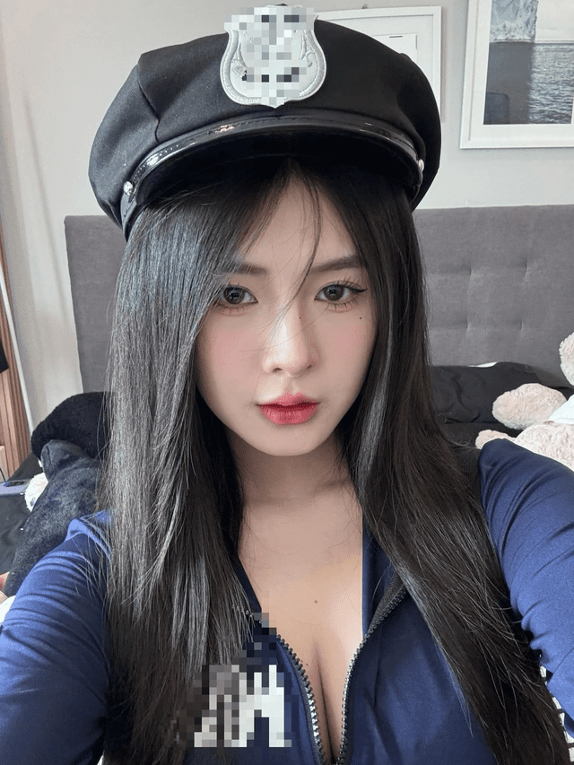 Posting sexy cosplay photos, Quỳnh Alee leaves male fans "unrecognizable." 1 Quỳnh Alee