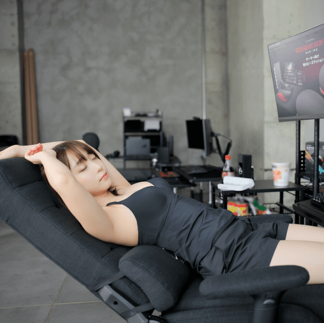 Just lying down in front of a gaming setup, the hot girl leaves the internet buzzing Just lying down in front of a gaming setup, the hot girl leaves the internet buzzing