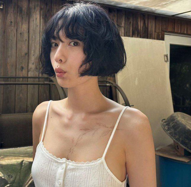 Nana currently has no visible tattoos. Nana showing off her current tattoo-free skin.