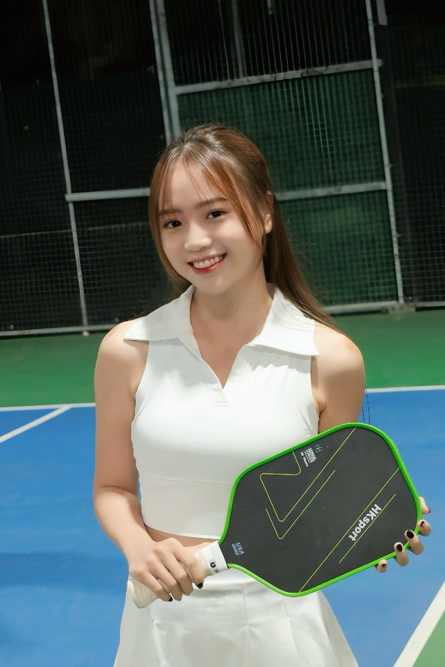 Mai Linh Zuto showcasing her figure on the pickleball court Mai Linh Zuto showcasing her figure on the pickleball court