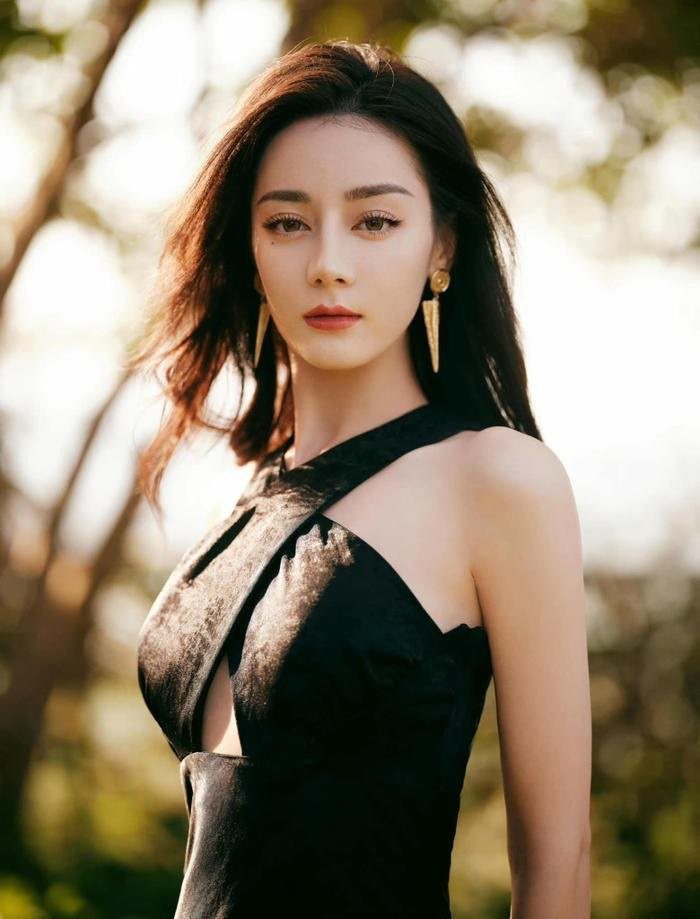 The most embarrassing hot scene of Di Li Re Ba's life 3 Lệ Nhiệt Ba opens up about her past experiences.