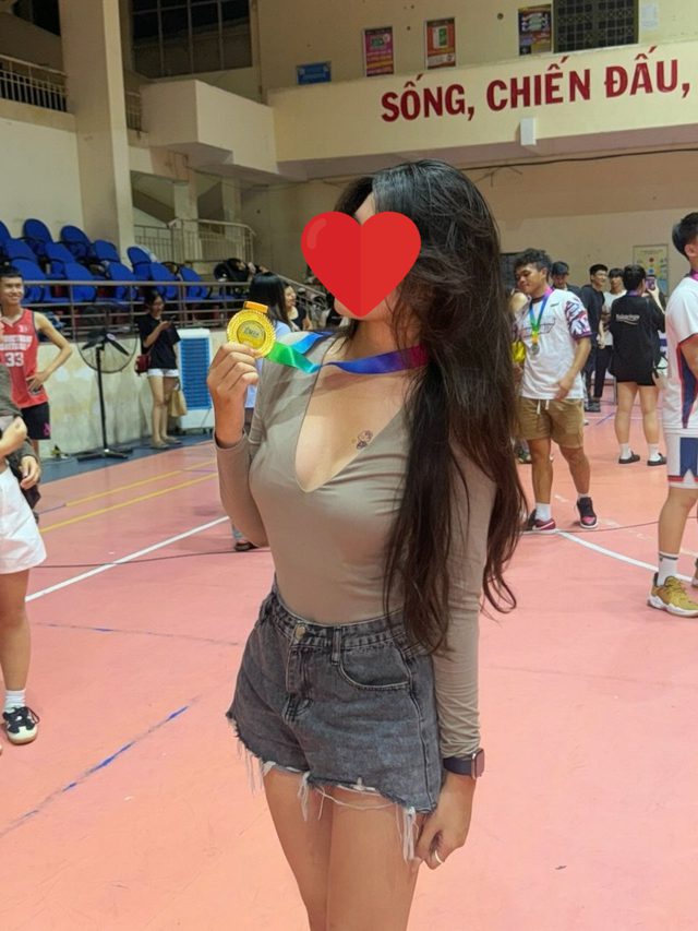 Surprisingly viral for a seductive moment, a pretty girl seeks help due to inappropriate comments 2 Viral moment capturing the essence, the beautiful girl draws attention while appearing casual - Image 2.