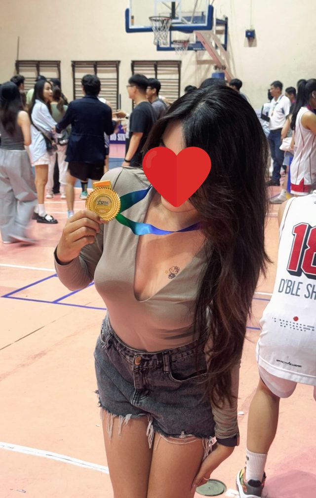 Surprisingly viral for a seductive moment, a pretty girl seeks help due to inappropriate comments 4 Viral moment capturing the essence, the beautiful girl draws attention while appearing casual - Image 4.