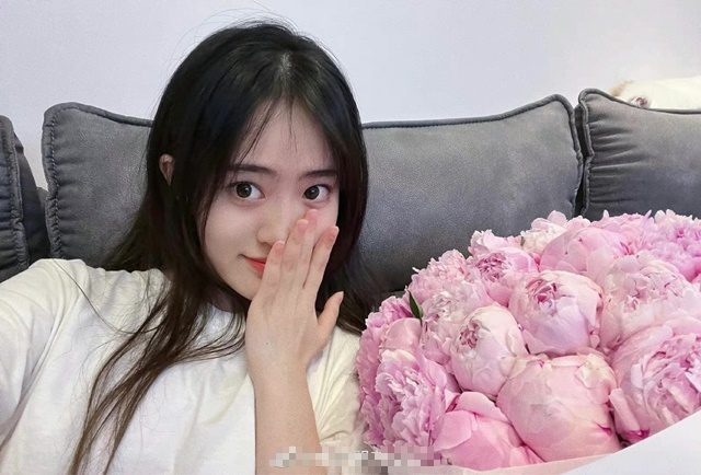 JackeyLove's girlfriend faces heavy criticism after her excessive bragging about achievements! 6 edit khong co gi ngoai dieu kien sieu sao lpl tang 3 ty tien hoa cho ban gai trong 1 nam 18 8673 1733023749156139453175