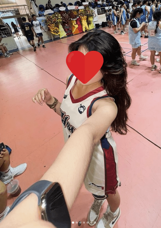 Surprisingly viral for a seductive moment, a pretty girl seeks help due to inappropriate comments 1 Viral moment capturing the essence, the beautiful girl draws attention while appearing casual - Image 1.