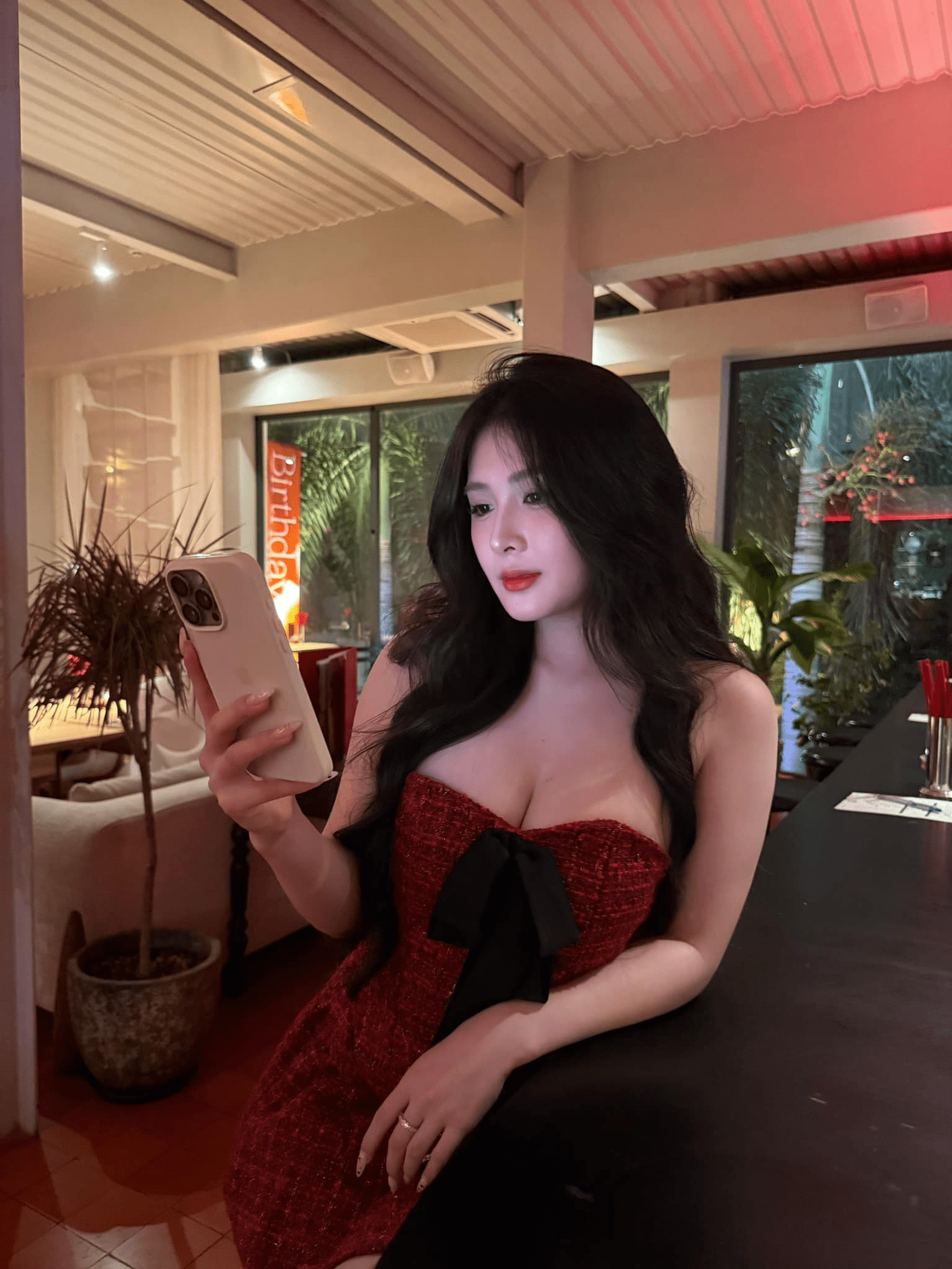 Suspicions of Quỳnh Alee's account being faked, with malicious actors exploiting and spreading 18+ "face-swapped" images for ulterior motives 1 Quỳnh Alee