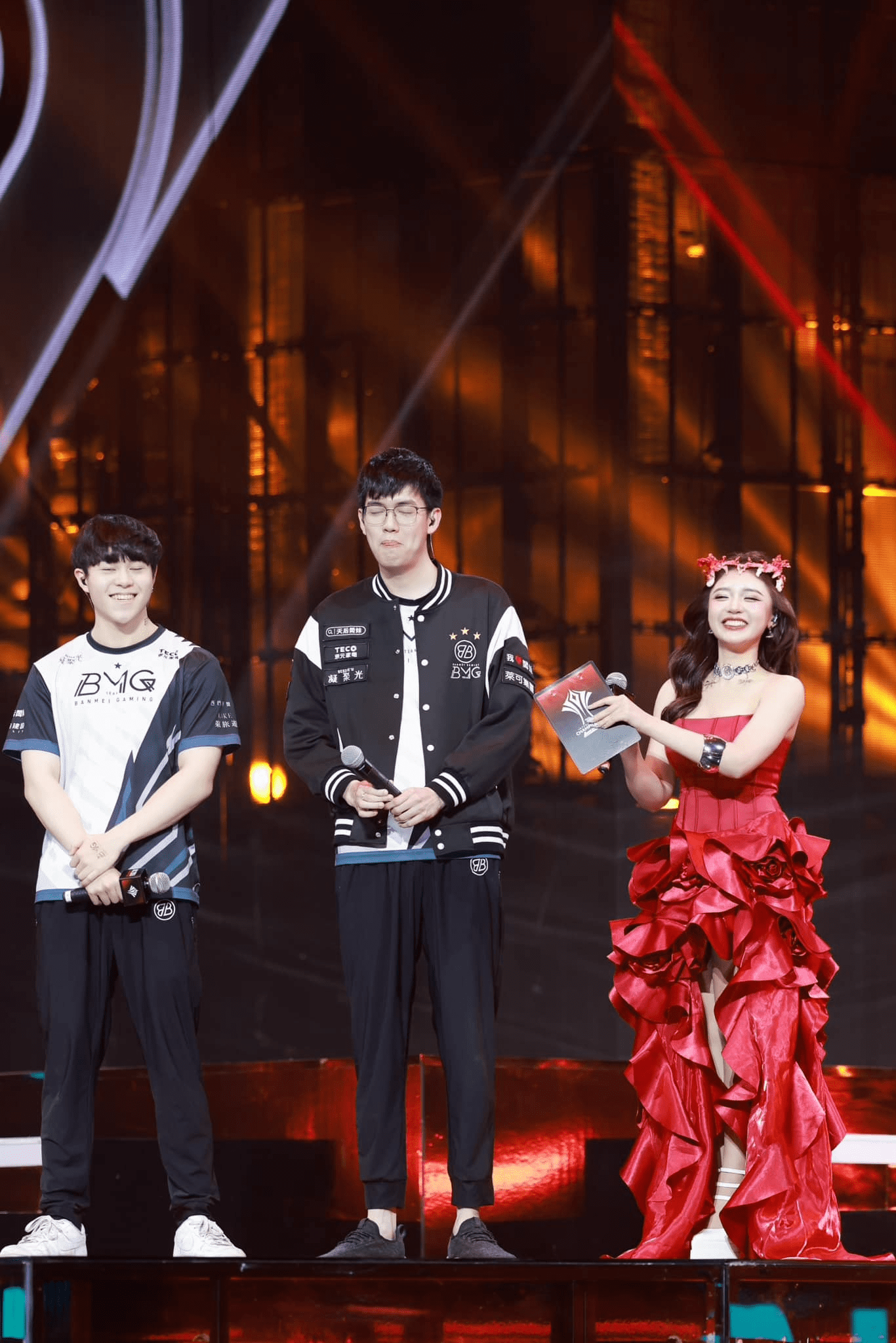 Exciting Finale of AIC 2024: MC Phuong Thao "radiantly hot", everywhere is filled with beautiful girls, gamers in an uproar over new collaboration rumors 3 photo-1735549007236