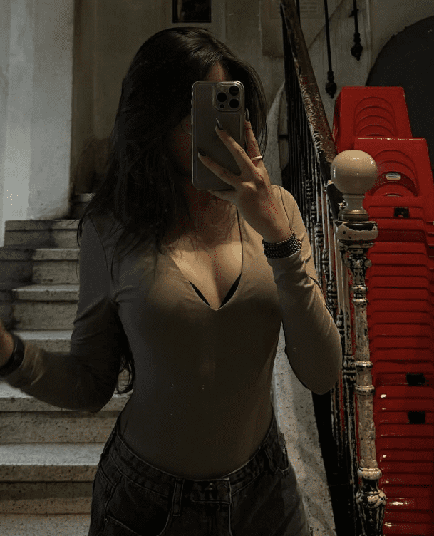 Surprisingly viral for a seductive moment, a pretty girl seeks help due to inappropriate comments 5 Viral moment capturing the essence, the beautiful girl draws attention while appearing casual - Image 5.