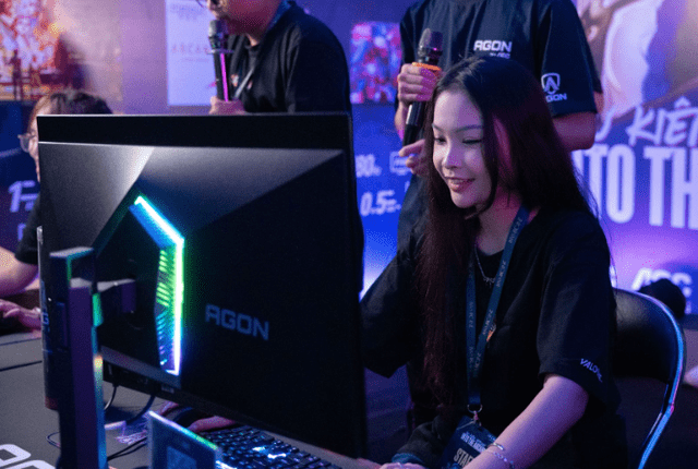 Thousands of passionate fans at the immersive experience featuring AOC and Philips displays at the Into The Arcane event hosted by VNGGames. Thousands of passionate fans at the immersive experience featuring AOC and Philips displays at the Into The Arcane event hosted by VNGGames.
