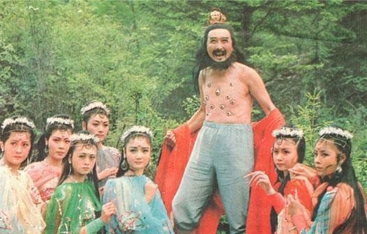 Actor Lý Hồng Xương had to frequently seek additional funding to continue filming Journey to the West. Production of Journey to the West 1986 - Image 2.