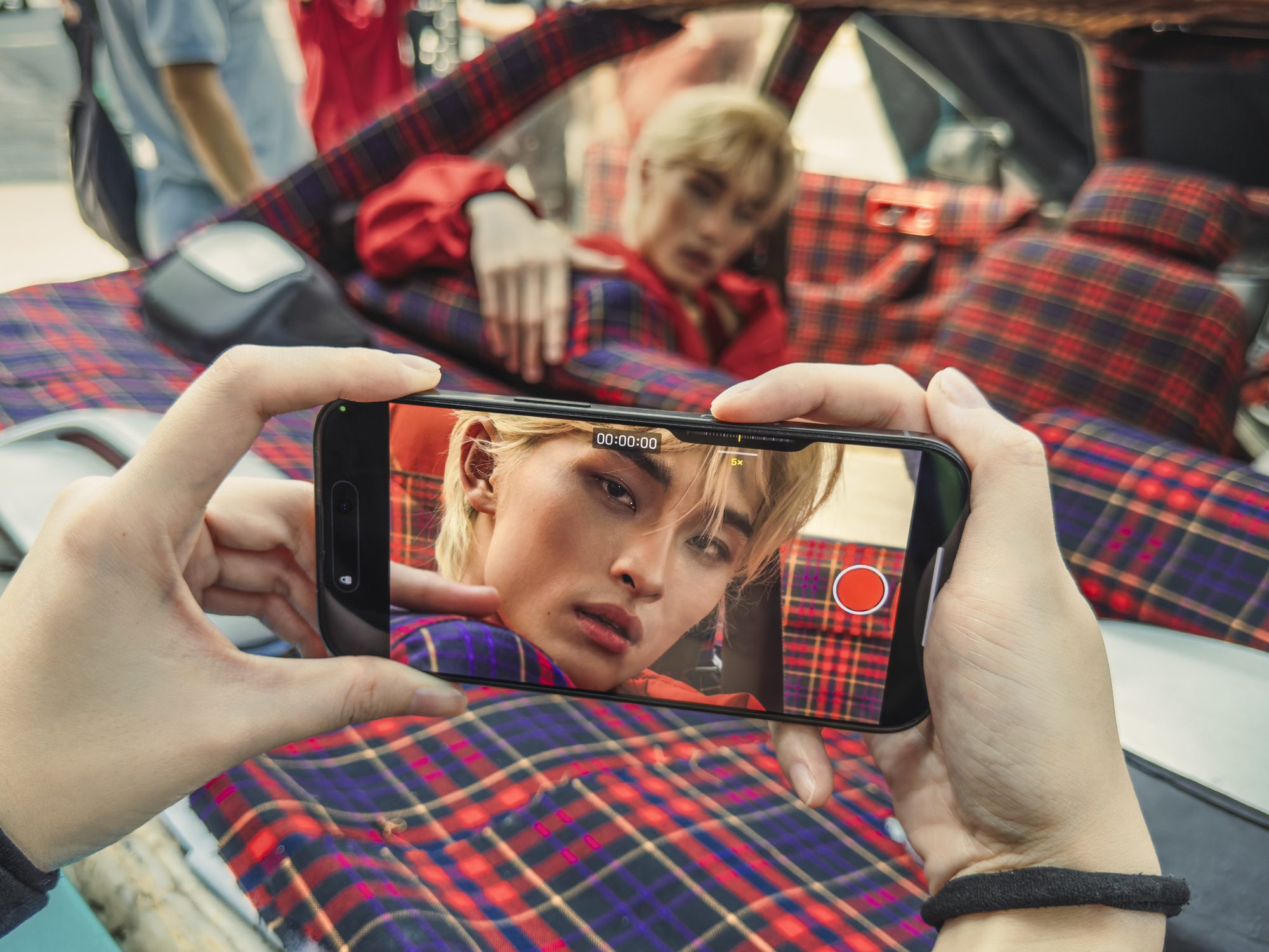 Apple's "Shot on iPhone" Campaign Returns with Wren Evans' MV "Save the Music" 2 1 3 1737128881488 17371288817772134898290