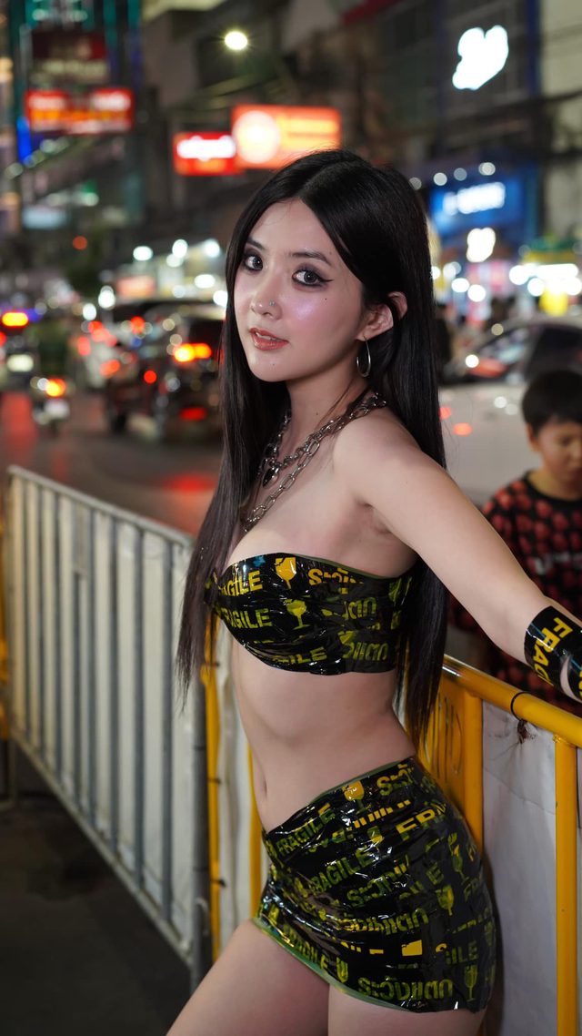 Bizcuitbeer showing off her outfit Bizcuitbeer showing off her outfit