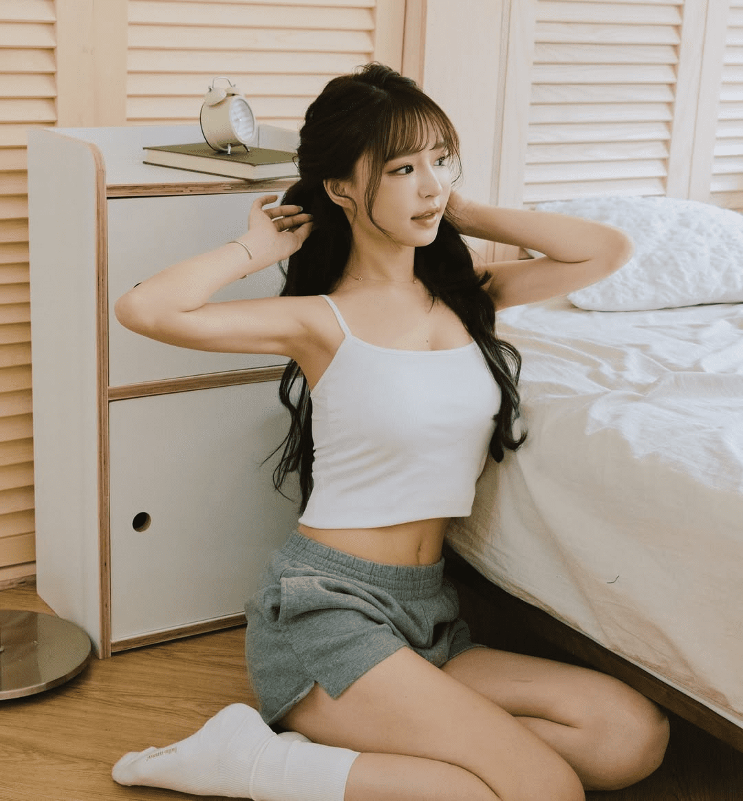 Comfortably showing off changing clothes in the street, the hot girl suddenly becomes incredibly famous, followers increase exponentially 1 Hot girls showcasing their beauty and style outdoors.