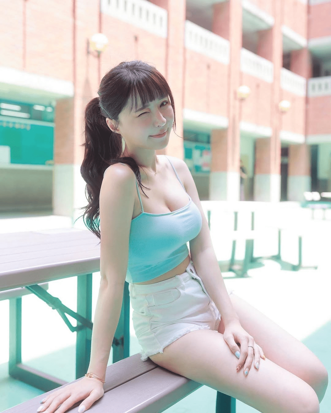 Comfortably showing off changing clothes in the street, the hot girl suddenly becomes incredibly famous, followers increase exponentially 2 Hot girls showcasing their beauty and style outdoors.