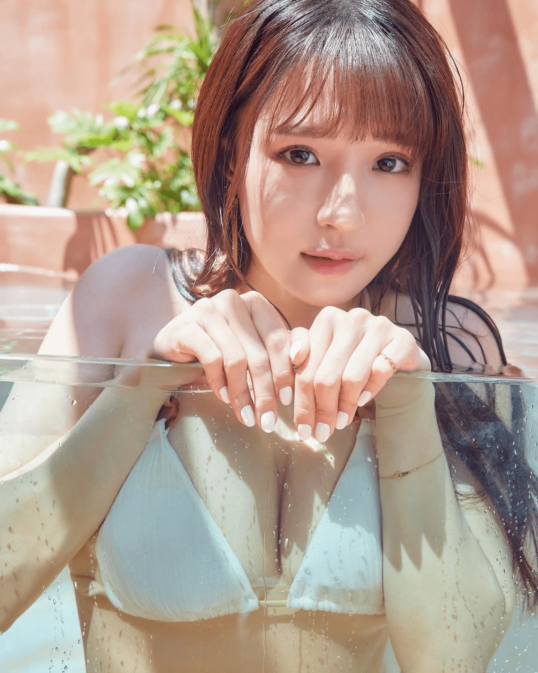 Comfortably showing off changing clothes in the street, the hot girl suddenly becomes incredibly famous, followers increase exponentially 6 Hot girls showcasing their beauty and style outdoors.