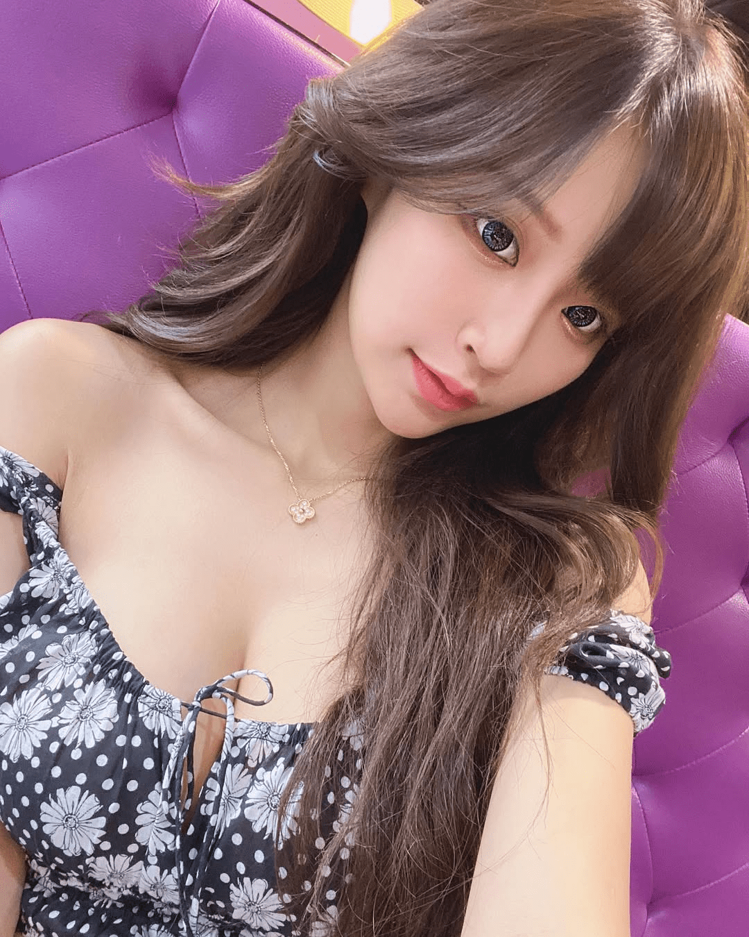 Forgot to turn off the camera, the female streamer unexpectedly revealed an "embarrassing" action, regretting it was too late 4 photo 1735810619237 1735810634550472898667