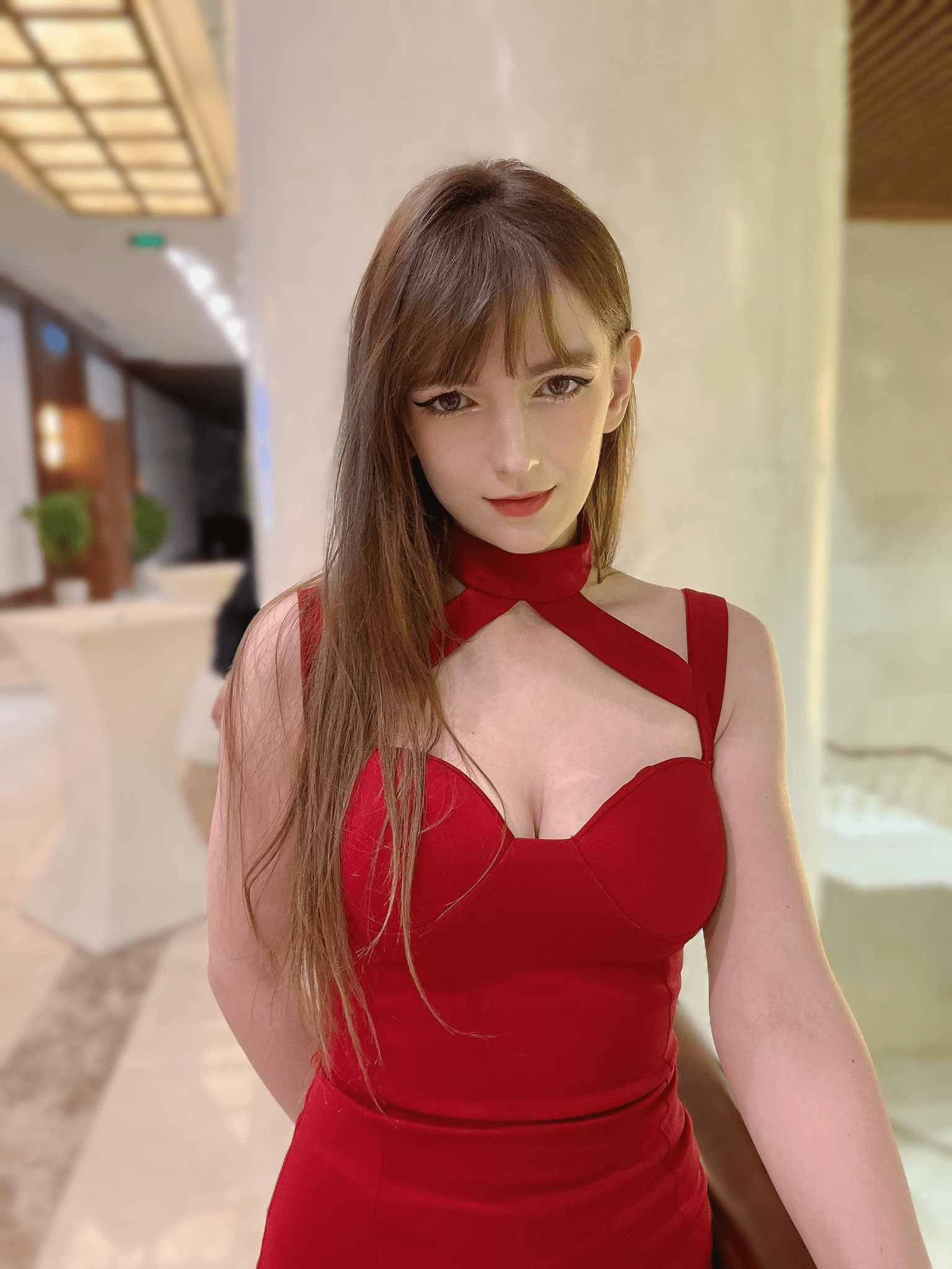 Close-up of the beautiful appearance of the foreign female DJ, wholeheartedly cheering for the Vietnam national team 4 Beautiful female DJ captivates Vietnam national team