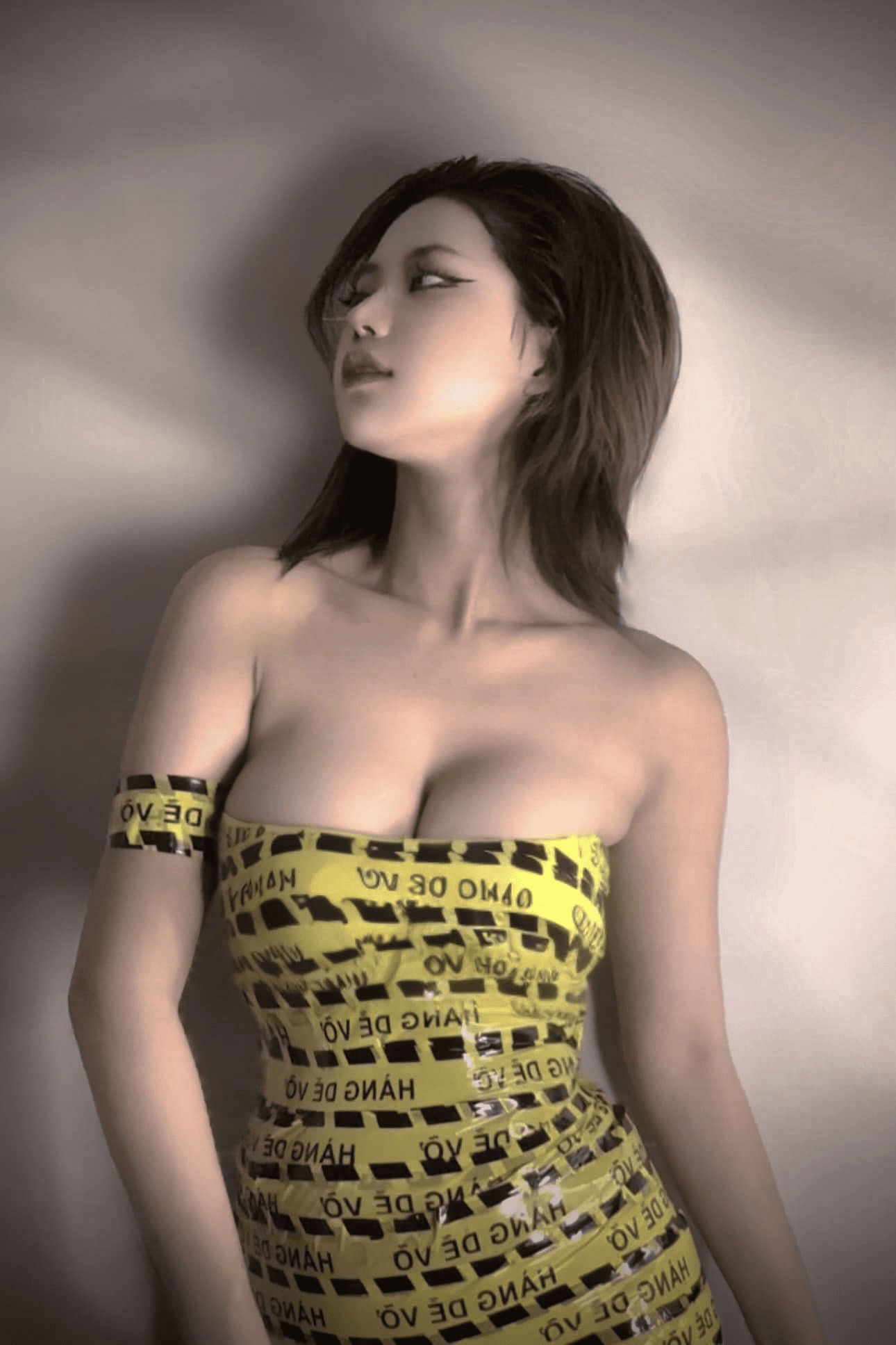 Female streamer goes all out with a transparent tape dress, showcasing her stunning sensuality 2 Yugi Kiều Oanh in transparent tape costume, presenting her unique fashion.