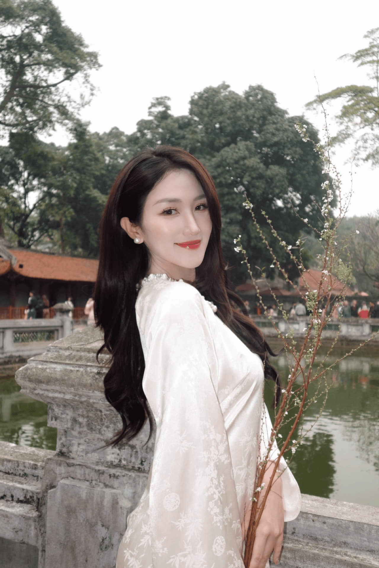 Enchanted by Linh Nắng's Tet Photo Collection, Worthy of Being the "Muse" of Vietnamese FPS 2 MC Linh Năng has become a well-known name in the FPS gaming community.