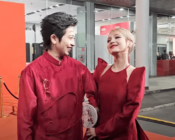 Xoài Non and the new person announcing their intention for a "fun story" on the red carpet of the WeChoice Awards 2024 Gala 5 Xoài Non and Gil Lê