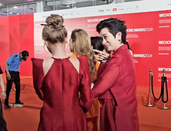 Xoài Non and the new person announcing their intention for a "fun story" on the red carpet of the WeChoice Awards 2024 Gala 6 Xoài Non and Gil Lê