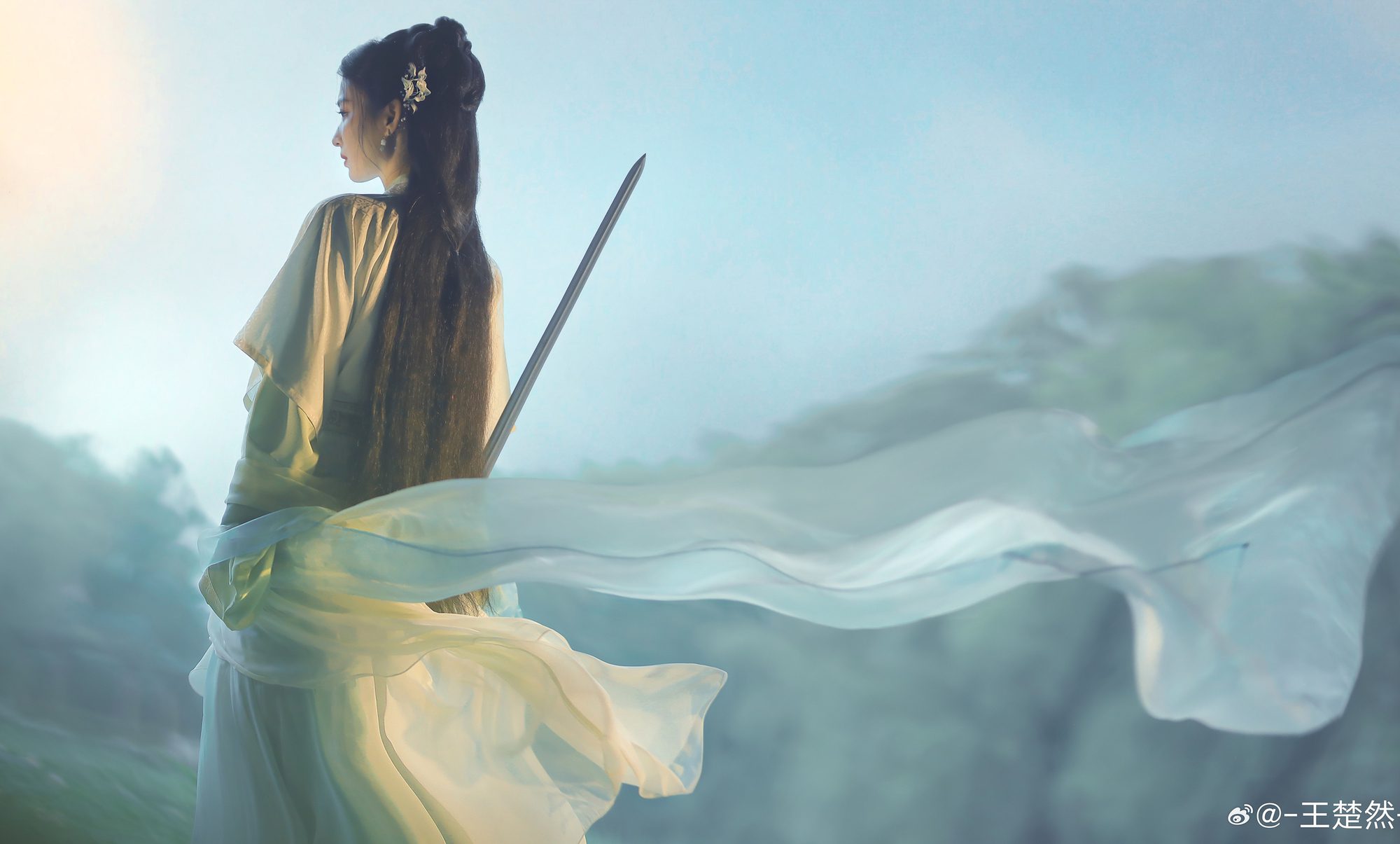 Isn't Vương Sở Nhiên copying the character design from Liu Yifei? Isn't Vương Sở Nhiên copying the character design from Liu Yifei?