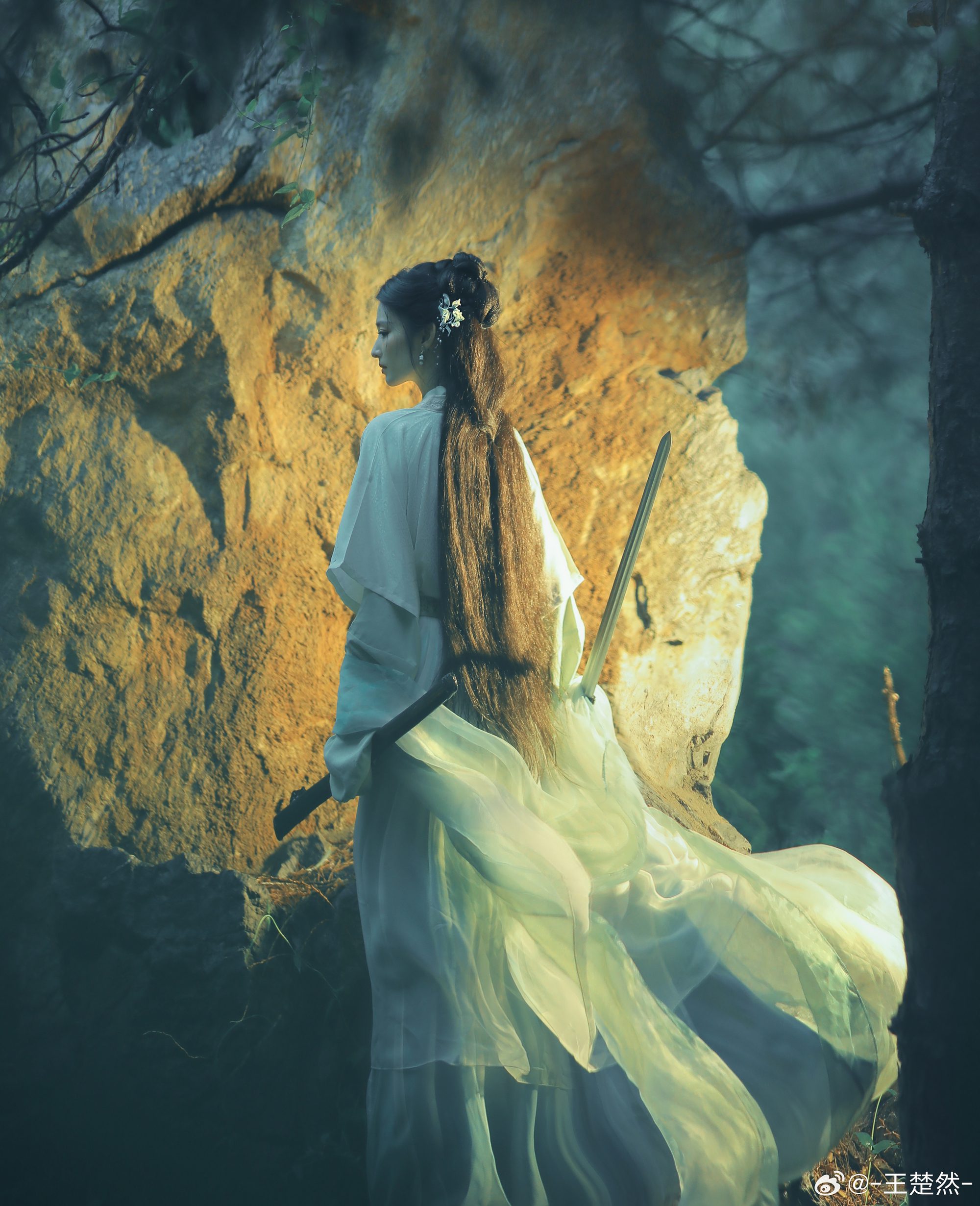 However, many fans believe that while their images may be similar, Vương Sở Nhiên has many unique traits. However, many fans believe that while their images may be similar, Vương Sở Nhiên has many unique traits.