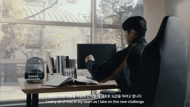 Zeus's introduction clip features images of T1 members Zeus's introduction clip features images of T1 members