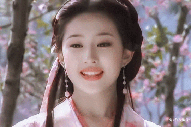 The relationship between Liu Yifei and her adoptive father - Image 1. The relationship between Liu Yifei and her adoptive father - Image 1.