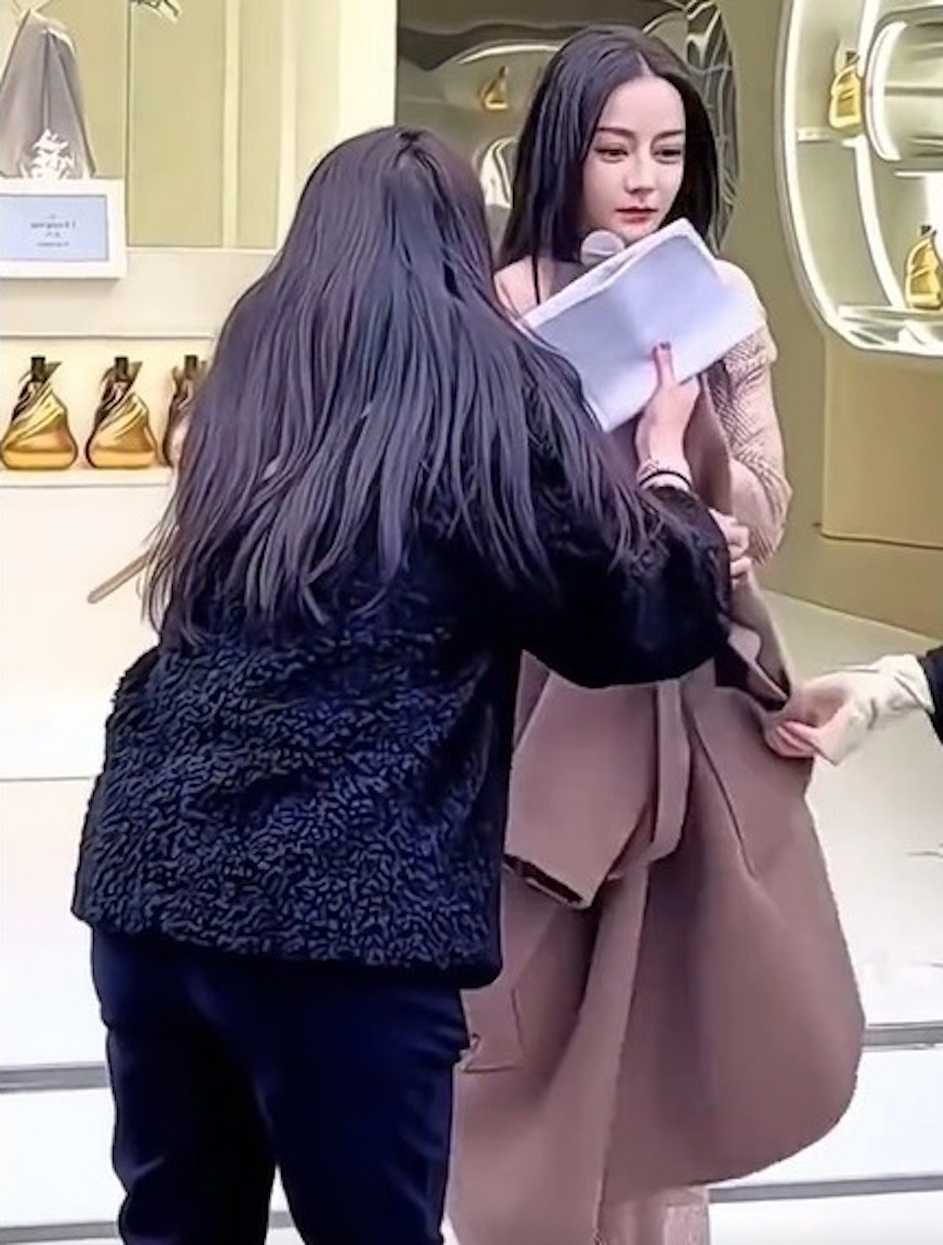 The flat butt of Địch Lệ Nhiệt Ba causes a stir on social media 1 Lệ Nhiệt Ba's bold outfit caused a stir on social media.