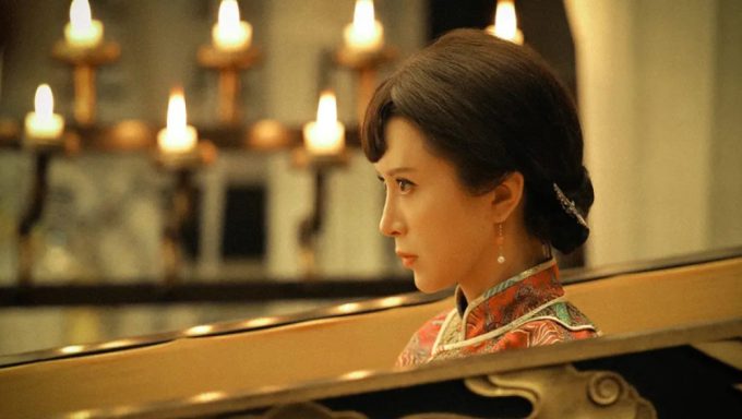 The U50 Actress Playing a Young Girl Causes Heavy Losses for the Film, Frustrating Due to Three Male Leads Competing Desperately for Her Attention 2 A middle-aged actress still shines, making the film heavy, sparking controversy due to three leading male roles competing - Image 2.