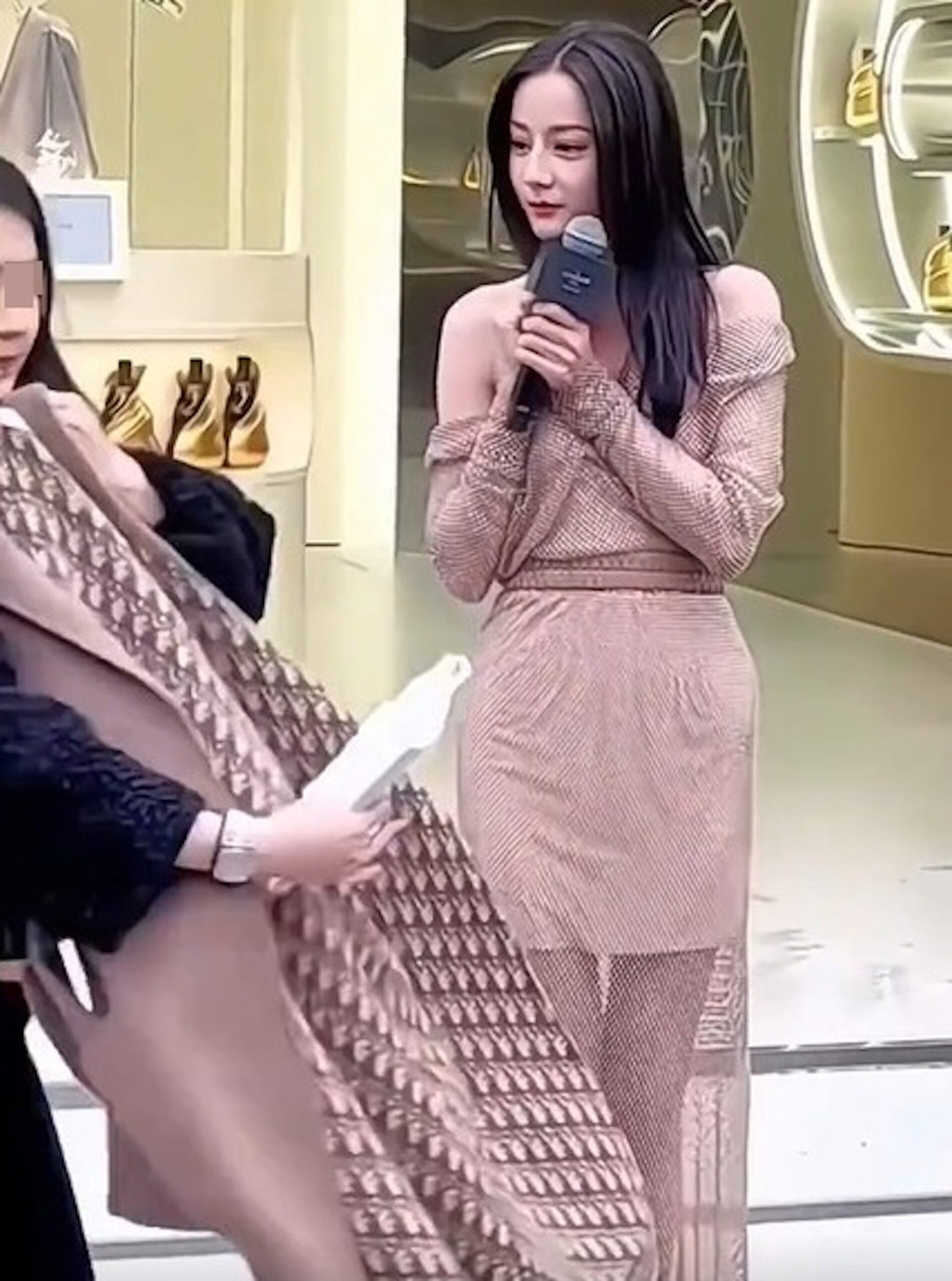 Lệ Nhiệt Ba's outfit was a striking contrast to the cold weather. Lệ Nhiệt Ba's outfit was a striking contrast to the cold weather.