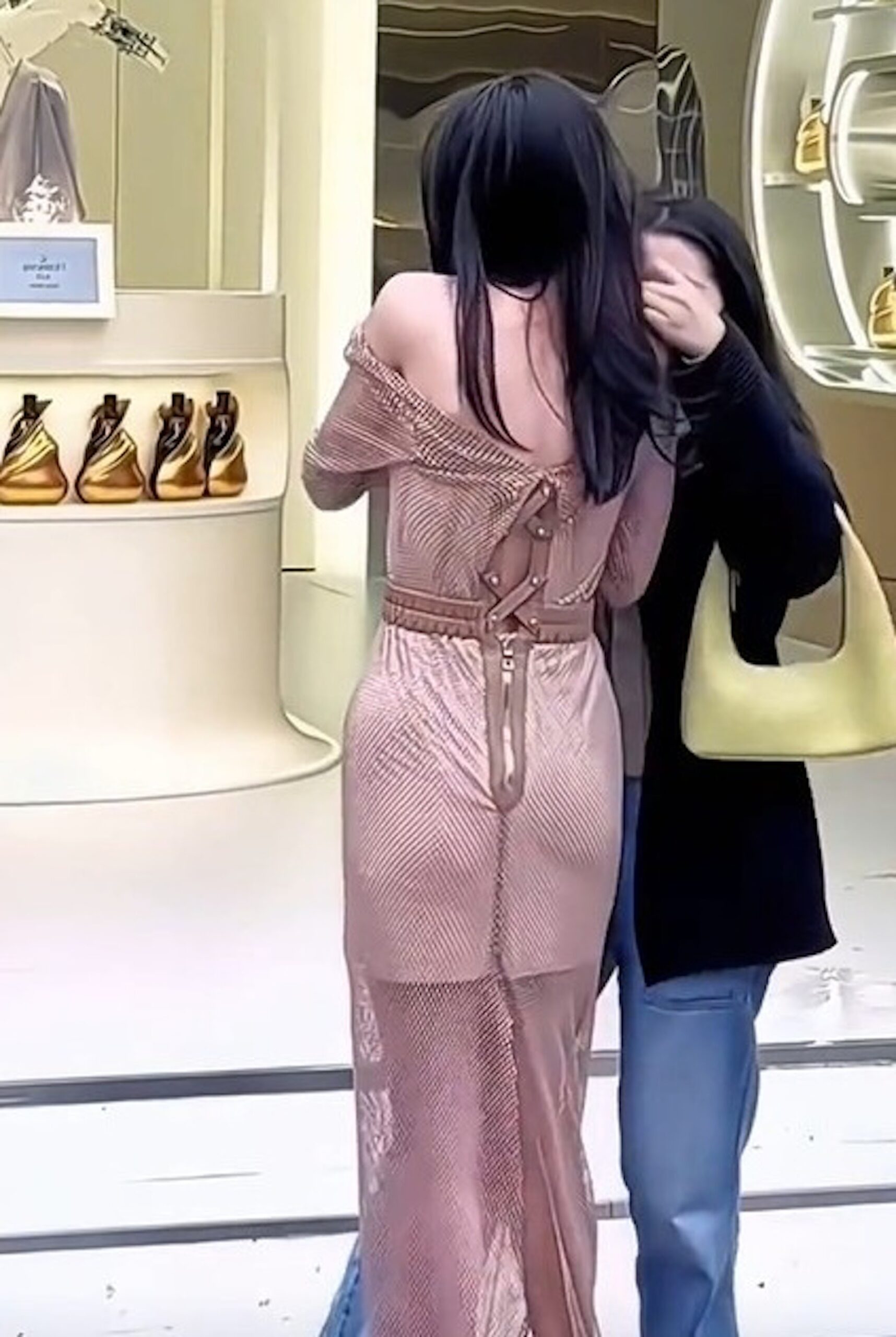 Lệ Nhiệt Ba's outfit completely transformed her appearance. Lệ Nhiệt Ba's outfit completely transformed her appearance.