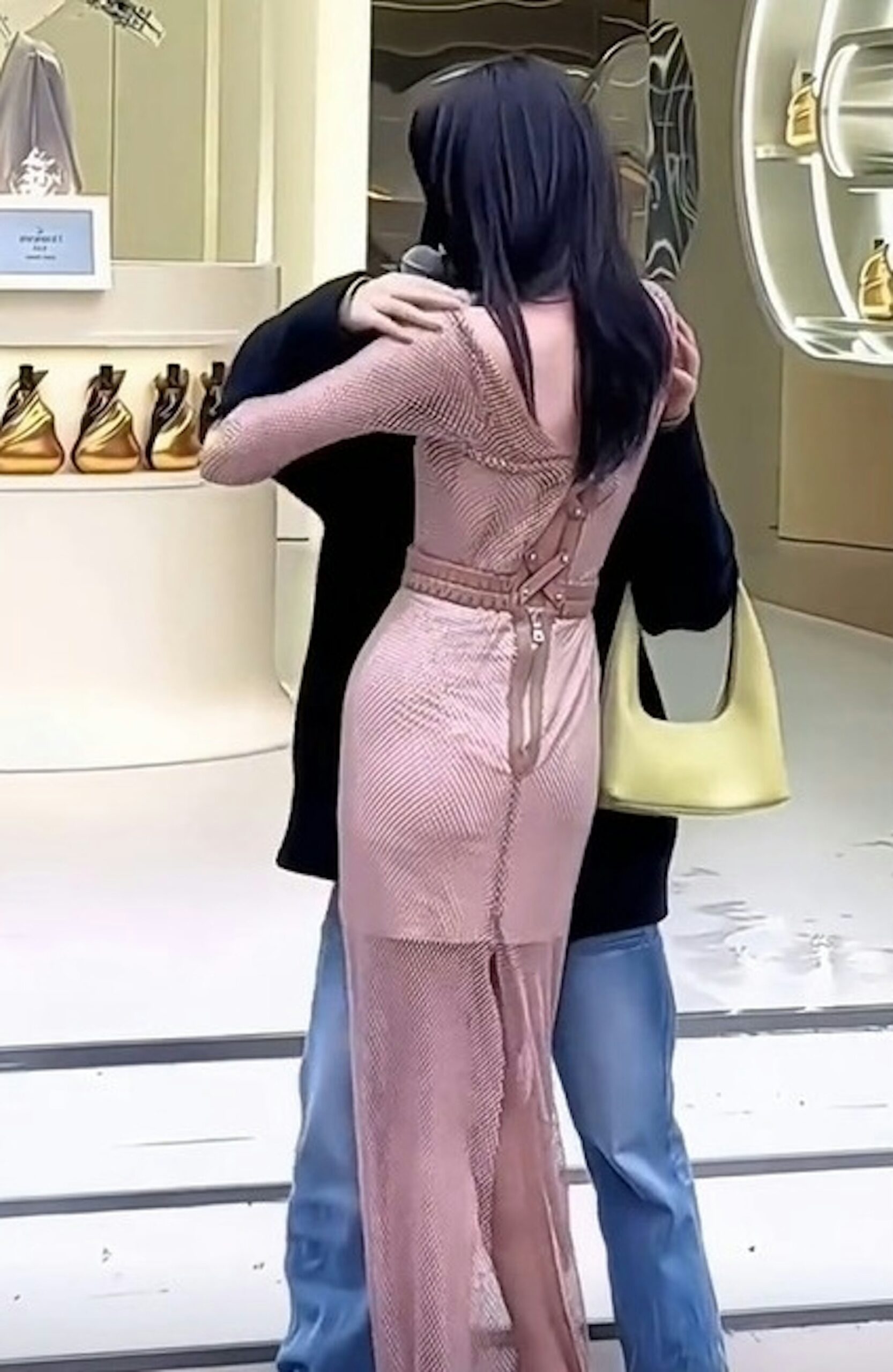 The flat butt of Địch Lệ Nhiệt Ba causes a stir on social media 2 Lệ Nhiệt Ba's outfit sparked discussions among netizens.
