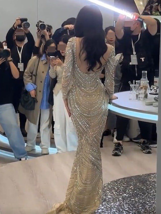 Lệ Nhiệt Ba's waist attracted attention at the event. Lệ Nhiệt Ba's waist attracted attention at the event.