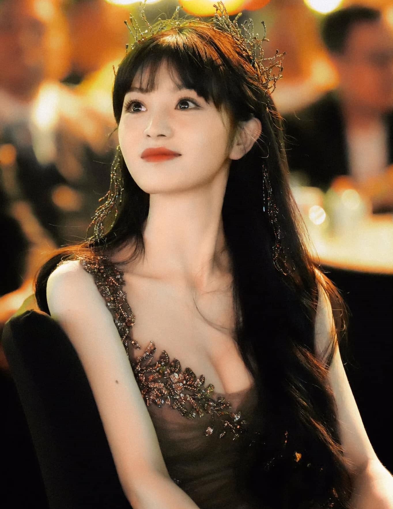 The actress with a sexy figure captivates 140 million viewers 1 Diên Hi Vi stunning figure captured 140 million views
