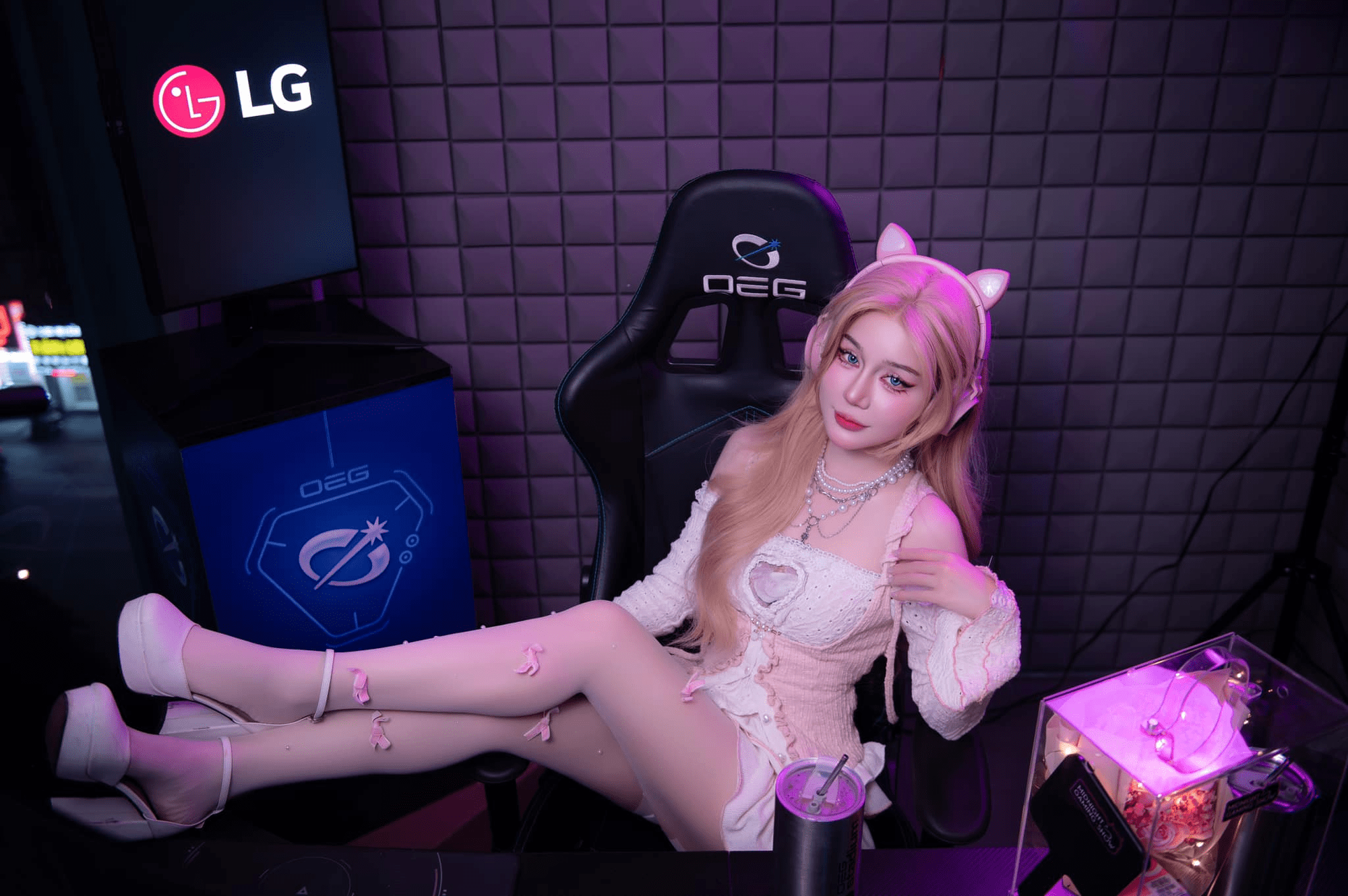 Female streamer showcases sultry private photos, furious when reminded about getting married 1 Streamer's captivating moments