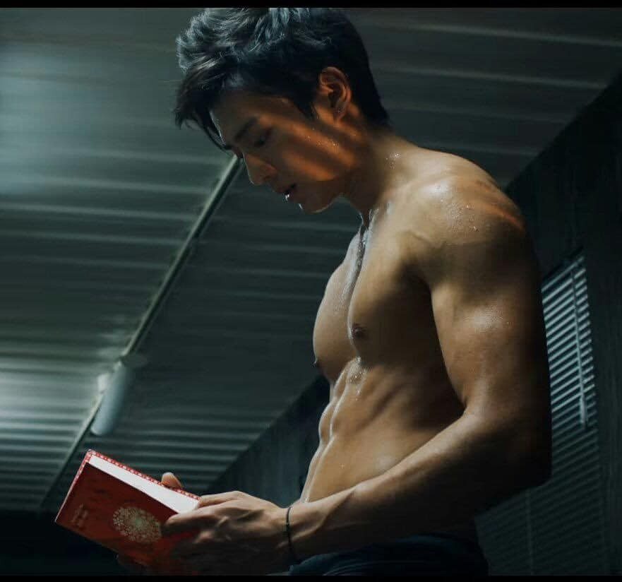 The actor playing the pirate hunter Zoro in the One Piece movie is causing a sensation for appearing as if he stepped out of the comic into real life 14 Roronoa Zoro in One Piece Live Action