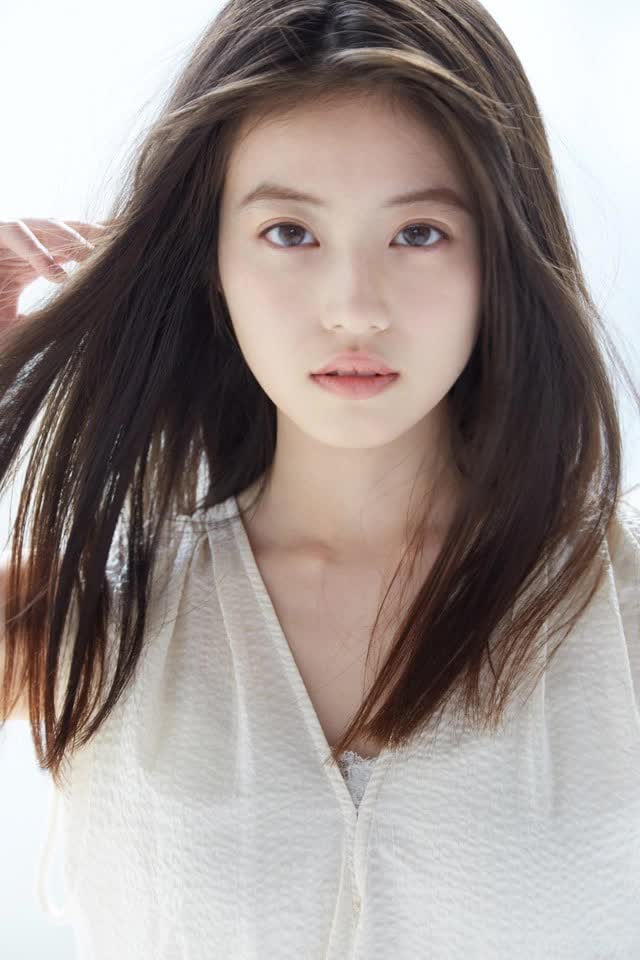 The "Cinderella" Who is Currently the Most Popular on Screen Was Rumored to Have Been the Other Woman at 16 8 Miyo Lem captivates audiences in contemporary cinema since she began acting at the age of 16.