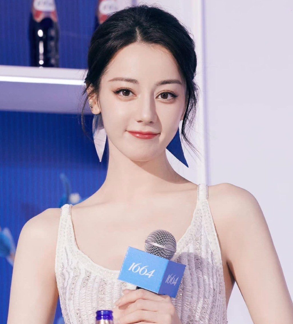 The Beauty of Dilraba Dilmurat is the Hottest on Weibo 15 Li Jie showcasing her elegance