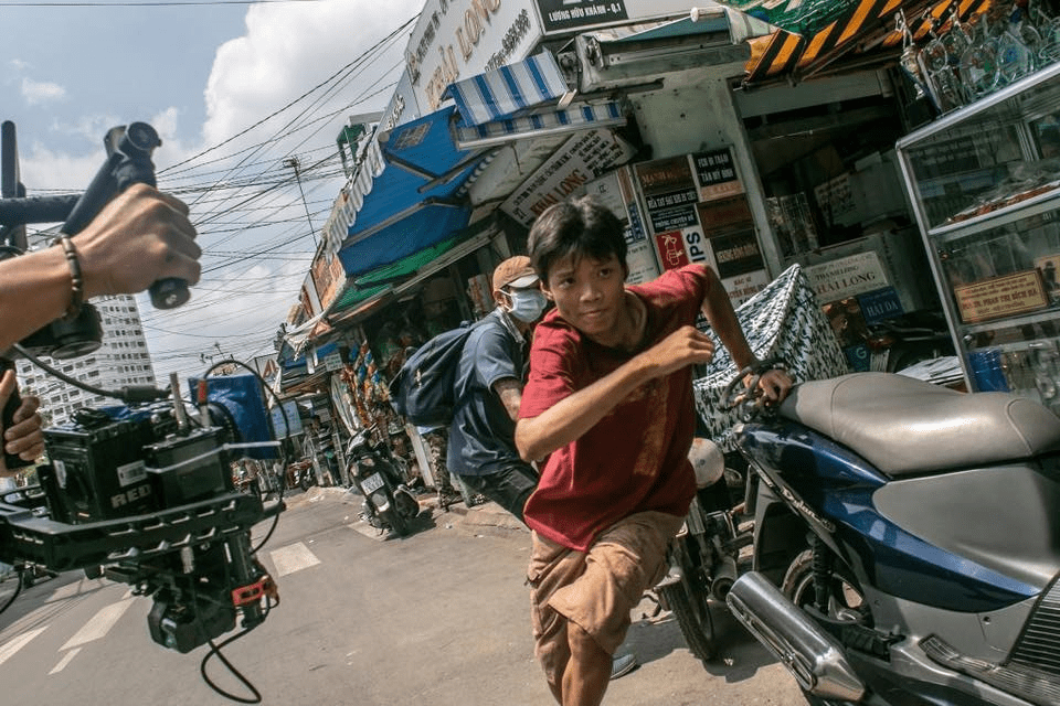 The unique long takes in Ròm showcasing the vibrant life of street children. The unique long takes in Ròm showcasing the vibrant life of street children.