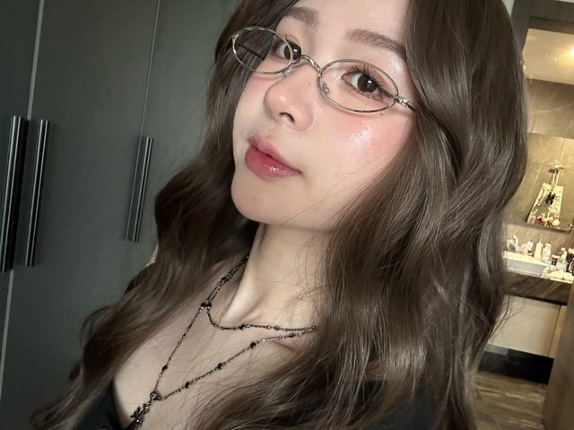 ADC's girlfriend poses in a bikini, fans are captivated watching her 1 ADC's girlfriend shows off her bikini body, fans express their admiration.