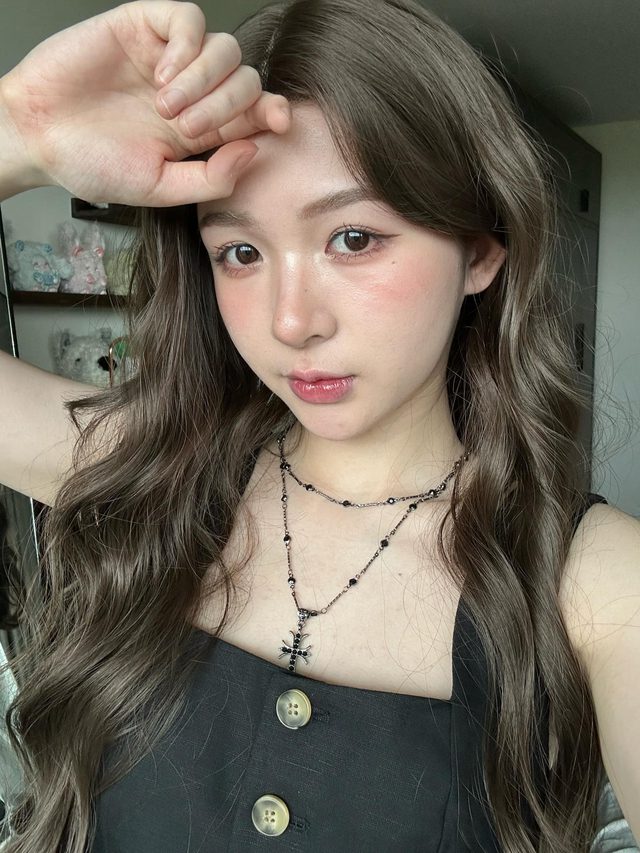 ADC's girlfriend poses in a bikini, fans are captivated watching her 2 ADC's girlfriend shows off her bikini body, fans express their admiration.