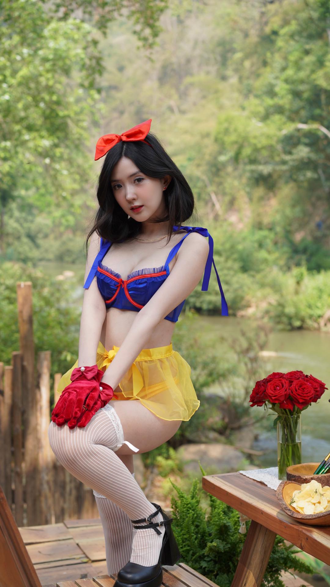 The sexy Snow White cosplay that captivated nearly 80,000 accounts 1 Bizcuitbeer’s Snow White cosplay, showcasing her unique style.