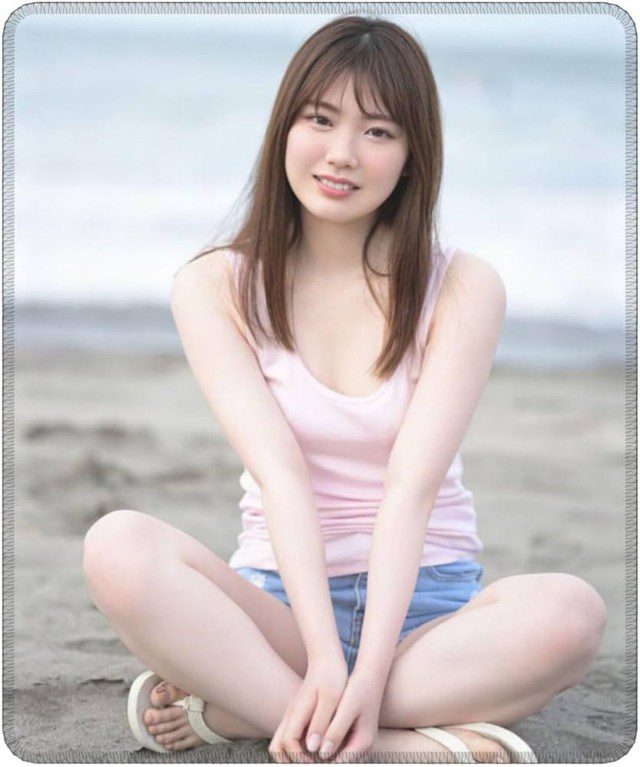 Auctioning off original, second-hand clothes, the hot girl earns nearly 300 million 2 Mio Ishikawa's auction for the original outfit has generated significant earnings, with the hot girl making nearly 300 million VND - Image 2.