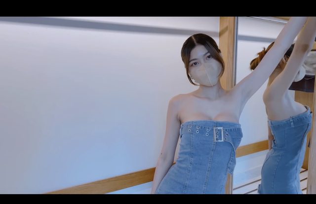 Making a clothing change clip live on air, the sexy female YouTuber faces strong criticism, but her follower count skyrockets 4 Creating a clip while changing outfits live on stream, YouTuber captures viewers' attention, while follower count rises rapidly - Image 4.