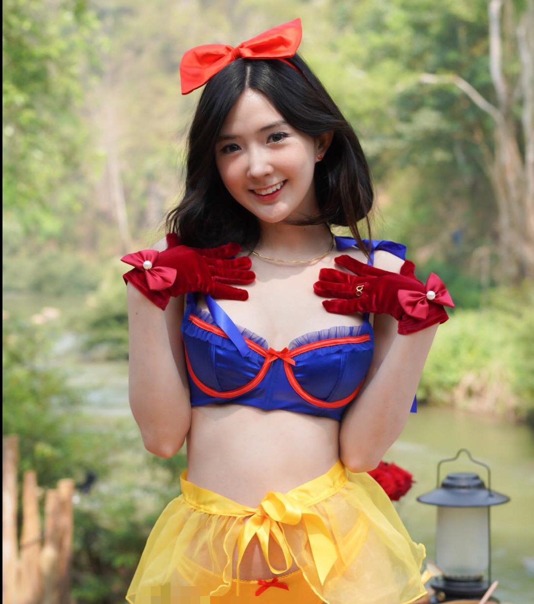 The sexy Snow White cosplay that captivated nearly 80,000 accounts 3 Bizcuitbeer’s Snow White cosplay, captivating her audience.